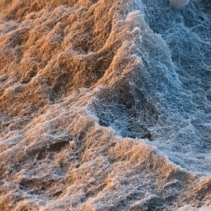 Slentite ist das erste mechanisch stabile Polyurethan-Aerogel für Dämmplatten. Dank seiner Struktur mit Nanoporen zwischen 50 und 100 nm und der damit niedrigeren Wärmeleitfähigkeit, können noch dünnere Dämmplatten hergestellt werden. Dies senkt die Energiekosten und eröffnet gestalterische Freiräume bei der Dämmung. (Vergrößerung 8000:1)