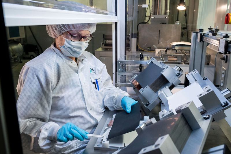 Manuelle Zellfertigung im Batterietechnikum. Dieses bündelt die Kompetenzen des KIT entlang der gesamten Wertschöpfungskette von Batterien.