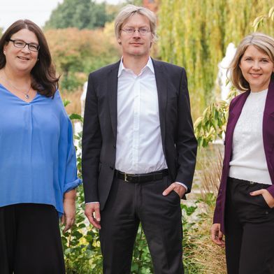 Das Projektteam der IZB 2026 (von links): Nadine Schlombs, seit 1. Februar 2026 IZB Projektleitung Messe, Dr. Tim Schumacher, seit 1. September 2026 Vorstand der Wolfsburg AG, Inga Rill-Hackstein, seit 1. Februar 2026 IZB Projektleitung OEMs und Formate. (Bild: Wolfsburg AG)