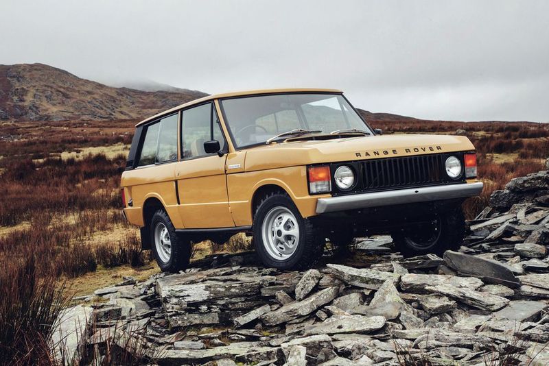 Stark wie das V8-Kraftwerk unter der kantigen Haube war auch das Karosseriedesign des Range Rover. (Bild: Land Rover )