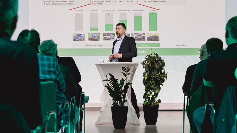 Über die Entwicklung von Fahrerassistenzsystemen und worauf man bei der Unfallinstandsetzung achten muss, weiß Helge Kiebach, Geschäftsführer KTI, bestens Bescheid. (Bild: Stefan Bausewein)