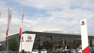 Hinter der Fassade des Autohauses Alsbach steckt ein grünes Gesamtkonzept. (Foto: Kampfmann)