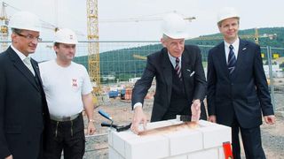 Bei der symbolischen Grundsteinlegung für die Life Nutrition Fertigung von B. Braun Melsungen versenkte der Vorstandsvorsitzende Prof. Dr. h. c. Ludwig Georg Braun (2. von rechts) eine Zeitkapsel.  (Foto: B. Braun Melsungen)