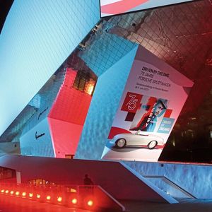 Das Porsche-Museum in Stuttgart-Zuffenhausen im 75-Jahre Jubiläums-Look bei Nacht(Bild:  Dominsky – VCG)