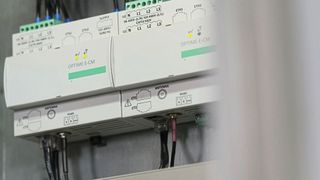 Die Messeinheit lässt sich – ebenso wie die Sensoren – einfach im Schaltschrank integrieren.  (Bild: Schaeffler (Craft Bildwerk))