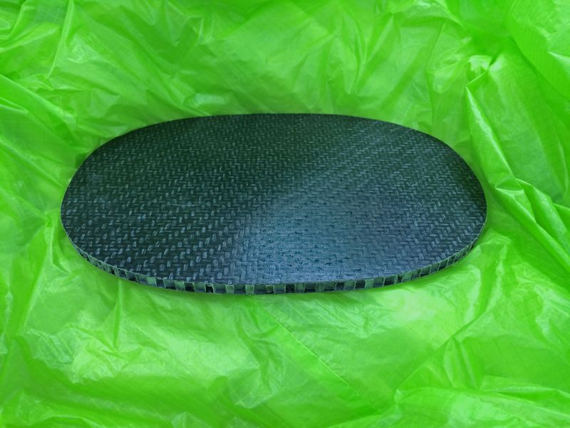 Die Fußplatte des Gleitschirm-Gurtzeugs besteht aus einem nur ein Zentimeter dicken Sandwich-Verbund mit jeweils 0,5 mm dünnen Decklagen aus Tepex und einem Wabenkern aus Polypropylen. (Bild: Skywalk)