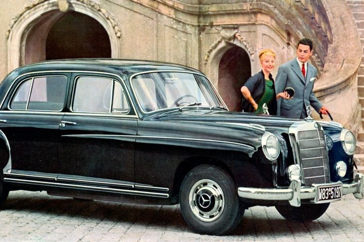 220S (W180): Frühes „S-Klasse“-Modell der Pontonreihe, erkennbar an den bis 1956 vergebenen „Besatzungs-Kennzeichen“. (Foto: Daimler)