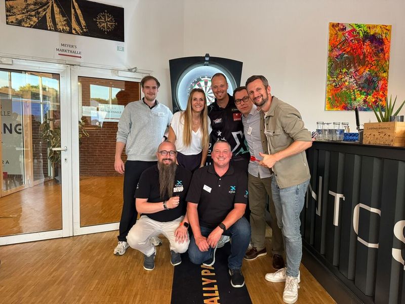 (v. l.) Konstantin Loy (Backofficedigital), Laura Düser (Solum), Christian Flohr & Alexander Thiel (Xplace), Profi Max, Sebastian Stang (M-Cube) und Kristof Engli (Visualart) haben Spaß am Werfen. (Bild: Solum)