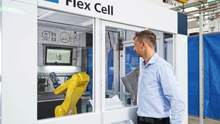 Die Biegeautomatisierung Flex Cell verwandelt die manuelle Trubend 7050 in eine schnelle Biegezelle von Trumpf.  (Bild: Trumpf)