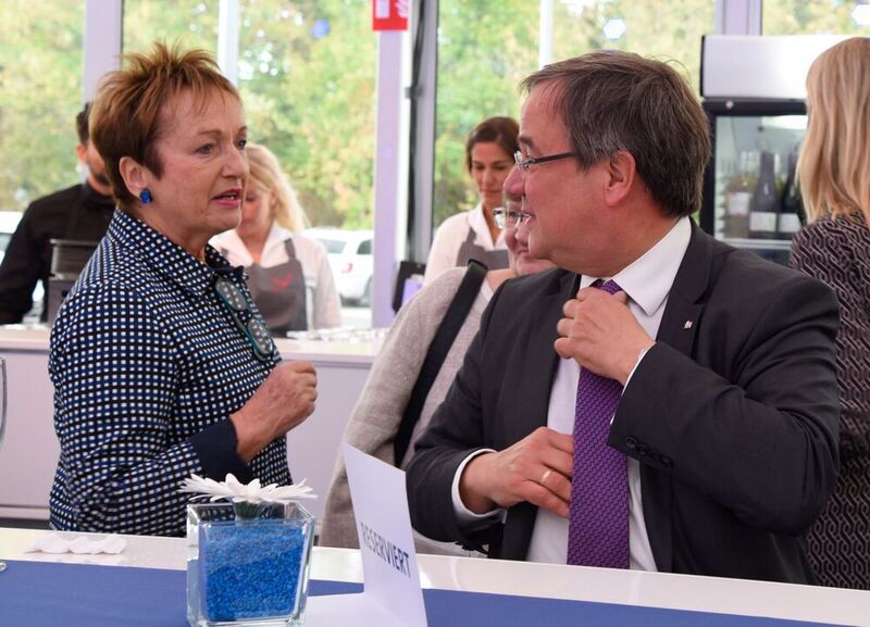 Babette Herbert, Lenze-Gesellschafterin, begrüßt Ministerpräsident Armin Laschet. (Stefanie Michel)