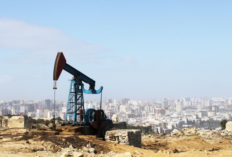 An oil pump just outside of Baku, Azerbaijan. (Picture: Wikimedia Commons)