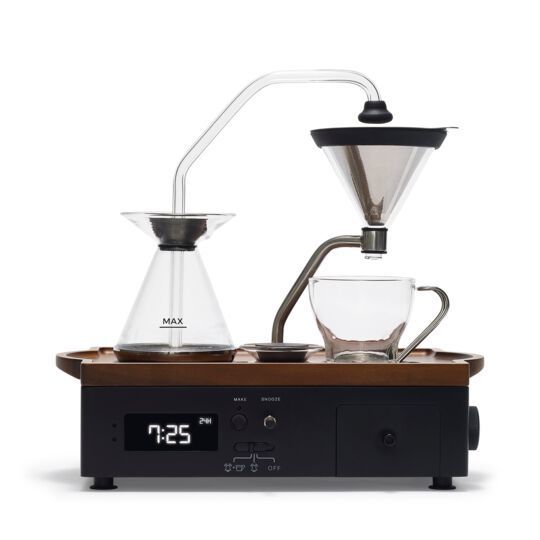 Morgens ist es nun wieder länger dunkel. Um besser in den Tag zu starten, gibt es den Barisieur. Das ist ein Premium-Wecker, der mit dem wohltuenden Geräusch von sprudelndem Wasser und dem Geruch von frisch gebrühtem Kaffee oder Tee aus losen Blättern einen entspannten Start in den Tag bereitet. Inspiriert von einer Kombination aus dem Ritual des guten Filterkaffees und dem legendären Vinyl-Plattenspieler, bietet er dem Benutzer ein nostalgisches Erlebnis. Kostenpunk: 345 Pfund. (Joy resolve)