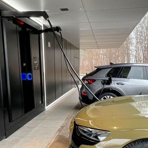 Die Kabel sind an Schwenkarmen angebracht. Zudem gibt es Plug & Charge. So soll der Ladevorgang möglichst komfortabel begonnen und beendet werden können.(Bild:  Seyerlein/VCG)