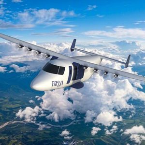 Freya (Future Research Electric Hydrogen Aircraft), entwickelt an der  Universität Stuttgart, ist ein vielseitiger wasserstoff-elektrischer Forschungsflugzeug-Demonstrator mit einem originellen Konzept aus zwei gleichzeitig integrierten Antriebssträngen – einer Brennstoffzelle und einer wasserstoffbetriebenen Wellenleistungsturbine – die einzeln oder gemeinsam betrieben werden können und durch ein gemeinsames Batteriesystem ergänzt werden. Ein integrierter LH₂-Tank versorgt beide Systeme, während eine teilverteilte Antriebsarchitektur mit Flügelspitzenpropellern zusätzliche Forschung ermöglicht und ein Fly-by-Wire-System die Steuerung der stark gekoppelten Konfiguration unterstützt. (Bild:  Universität Stuttgart/FREYA)