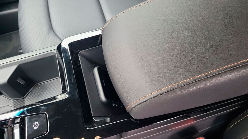 Die wenig durchdachte Smartphone-Ablage: Kabellos das Handy zu laden war im Testwagen nicht möglich. Ist auch nicht schlimm. Die Option gibt es in den höherwertigen Varianten. Wo in diesen die Ladeschale verbaut ist, kann man dennoch sein Telefon reinlegen. (Bild: Wehner - VCG)