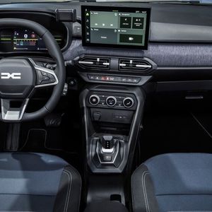 Dank 10,1-Zoll-Bildschirm mit vernetzter Navigation, digitalem Kombiinstrument und induktiver Smartphone-Ladefläche wirkt der Innenraum deutlich moderner.(Bild:  Dacia)