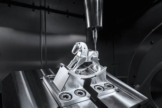 Auf der AMB in Stuttgart wird am 5-Achs-Bearbeitungszentrum «C 12 GEN2» ein Schaukelpferd aus Aluminium bearbeitet.(Bild:  Hermle)