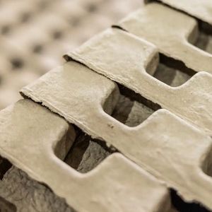 Der Unterschied zum direkten Vorgänger ADS-4500W liegt eigentlich nur in der Verpackung. Statt expandiertem Polystyrol (EPS), also Schaumstoff,  wird nun ein geformtes Zellstoffmaterial aus recyceltem Papier verwendet.(Bild:  Brother)