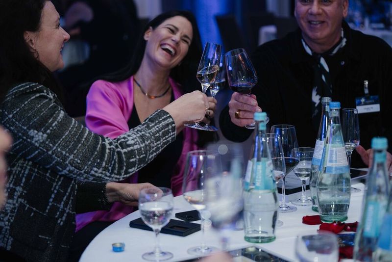 Oxana Pitzschler und Kim Finck von Cisco sowie Carsten Titt von DE-CIX stoßen am DataCenter-Tisch an. (Bild: Manuel Emme Fotografie)