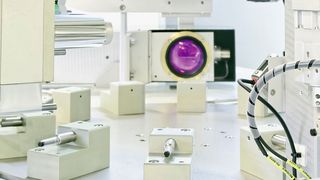 Der FIBRODYN DM ermöglicht einen besonders kompakten Aufbau: Zuführung (halbrechts), Prägestation (links), Laserbeschriftung (Mitte) und Entnahme (rechts außen) sind dicht aneinandergereiht. (Fibro)