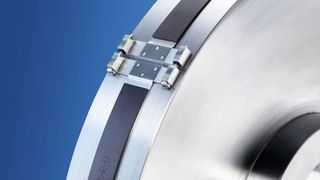 Einfache Anwendung: Durch das Spannschloss ist das Geberband von nur einer Person auch auf lackierten oder unbearbeiteten Oberflächen montierbar. (Bild: Baumer)