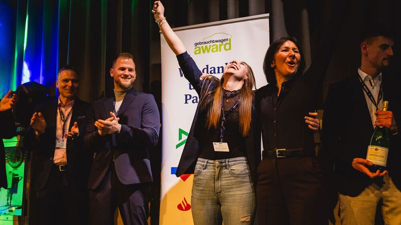 Kann man sich noch schöner freuen? Sabrina Schwebel (li.) und Andrea Niedermayer sind begeistert: Auto Niedermayer holte sich den Gebrauchtwagen Award 2025. (Bild: stefan bausewein)