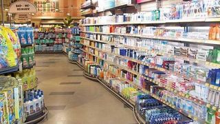 Beispiel für ein in einem üblichen Drogeriemarkt installiertes, hochwertiges Regalsystem, das von der Otto Kind GmbH hergestellt wird. (Bild: Otto Kind)