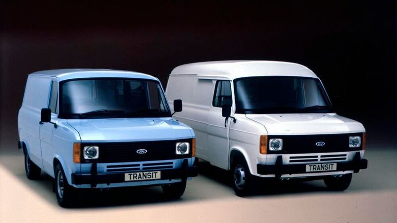 Anfang 1984 wurde im Transit Di der weltweit erste schnelllaufende Dieselmotor mit Direkteinspritzung eingeführt. Der 2,5-Liter-Reihenvierzylinder leistete 50 kW (68 PS) bei 4.000 1/min und verbrauchte bei deutlich geringerem Wartungsaufwand fast 25 Prozent weniger als das Vormodell und zeigte einen um 15 Prozent besseren Wirkungsgrad als die Konkurrenz. (Bild: Ford)