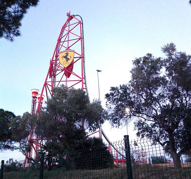 Red Force ist eine Achterbahn, die sich im Ferrari Land Park in Salou, Spanien, befindet. Die Achterbahn erreicht eine Höchstgeschwindigkeit von etwa 180 km/h. Die Beschleunigung, die während des Startvorgangs erreicht wird, vermittelt ein intensives Adrenalin-Erlebnis. (Bild: Red force vu de la route.jpg / ThomasPA34 / CC BY-SA 4.0)