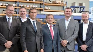 Die Geschäftsführung von NDT Systems GmbH und Institut Dr. Foerster GmbH & Co. KGnach Unterzeichnung der Vereinbarung. (Bild: Foerster)