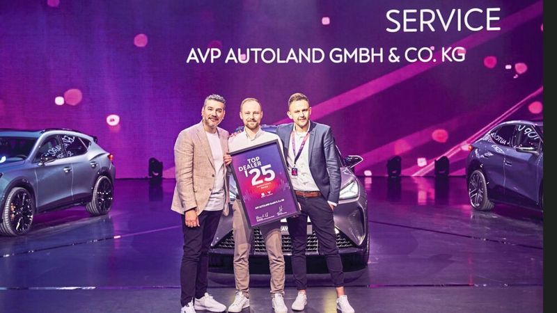 Top Dealer im Bereich Service ist AVP Autoland. Im Bild (v. l.) Jorge Luna, Leiter Vertrieb Service bei Seat Deutschland, AVP-Serviceleiter Tobias Loher sowie Manuel Köck, Markenverantwortlicher für Seat und Cupra bei AVP. (Bild: Seat Deutschland)