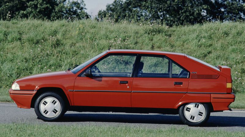 Der Radstand des Citroën BX beträgt  2,66m und damit stolze 10cm mehr als beim GSA. Und auch im Vergleich zu vielen direkten Konkurrenten der Mittelklasse auf einem recht hohen Niveau. Das sorgt für gute Platzverhältnisse und, zusammen mit der hydropneumatischen Federung für guten Komfort. (Bild: Citroën/Stellantis)