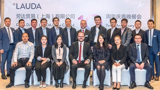 Der Geschäftsführende Gesellschafter von Lauda, Dr. Gunther Wobser (Mitte, vorne), feierte gemeinsam mit der Belegschaft der Vertriebstochter in Schanghai.  (Lauda)