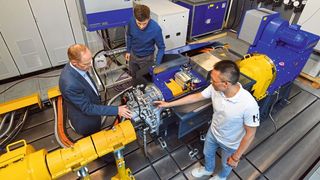 Prof. Stephan Rinderknecht, Dr. Andreas Viehmann und Zhihong Liu (v.l.n.r.) am neuen Antriebsprüfstand IMS Connect (Claus Völker/TU Darmstadt)
