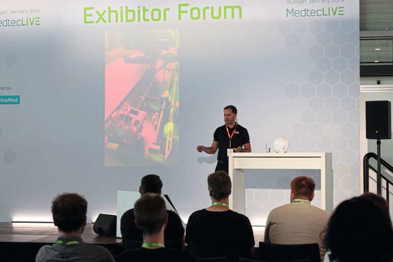 Christian Söhner, Global Vertical Manager Medical bei Alltec Angewandte Laserlicht Technologie GmbH, sprach in seinem Vortrag darüber, wie UDI-Anforderungen der MDR und der Fachkräftemangel mittels automatisierter Lasermarkierungslösungen organisiert werden können. (Bild: Breunig – VCG)