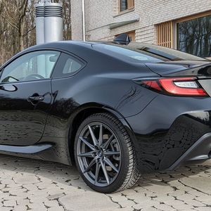 Hierzulande ist der BRZ eigentlich nicht Teil der Modellfamilie. Doch Subaru holt eine limitierte Sonderauflage in zwei Varianten nach Deutschland. Einmal als Schalter (ab 38.990 Euro), einmal als Automatik (41.990 Euro). Zur Auswahl stehen fünf Farben (ohne Aufpreis nur Rot), das war's dann auch mit Optionen bzw. Sonderausstattungen. Lediglich ein paar nachträglich montierbare Accessoires aus der Spoiler-, Heckdiffusor und Sportschaltknauffraktion stehen zur Wahl. Ach ja: Fußmatten kosten 95 Euro Aufpreis. Auch so eine Sache bei einem 40.000-Euro-Auto.(Bild:  Dominsky – VCG)