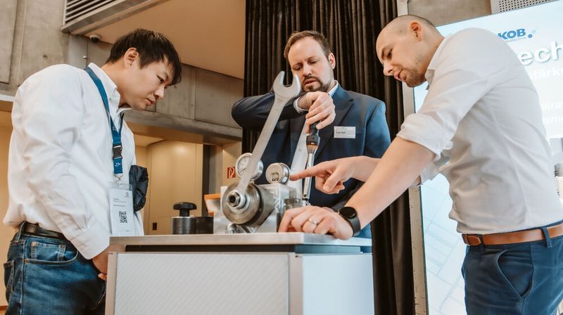 Besucher der Schraubtec können dank des Messekonzeptes an einem Tag den kompletten Schraubprozess von A bis Z erleben und sich dazu informieren. (Bild: Camilo Amaya)