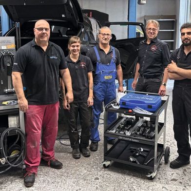 Das Team von Arndt Hürter (2 .v. r.) wurde von Trainer André Berckner (l.) auf das CBR-System geschult. (Bild: Otto - VCG)