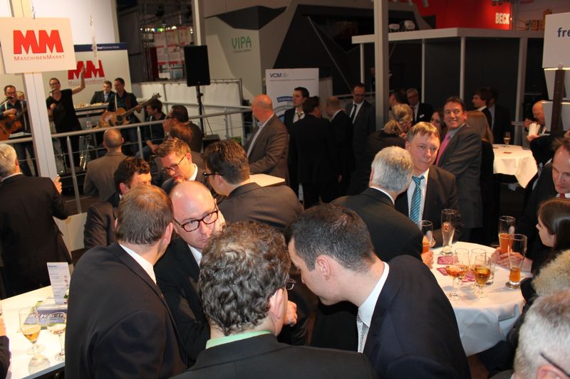 Am Dienstagabend wurde bei der Vogel Business Media am Messe-Stand in Halle 9 traditionell auf eine erfolgreiche Hannover Messe 2014 angestoßen. Gute Gespräche und Live-Musik von der Band „Famos“ sorgten bei den zahlreichen Standpartygästen für eine ausgelassene Stimmung. (Siegl/Vogel Business Media)