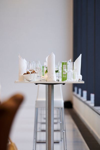 Impressionen vom ELEKTRONIKPRAXIS Frühlingsfest 2023 im Ketterer Kunst mit der Verabschiedung von Johann Wiesböck.  (Bild: © EYE AM CHRIS)