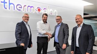 „Wiederholungstäter“ beim Vertragsabschluss unter sich. Es geht um die Zukunftssicherung des Kaffeemaschinenbauers Thermoplan durch den Intralogistikexperten TGW! Von links: Thomas Berndorfer (CFO TGW Central Europe), Adrian Steiner (CEO Thermoplan), Johann Steinkellner (CEO TGW Central Europe) und Thomas Kretz (Managing Director TGW, Schweiz). (Bild: TGW)