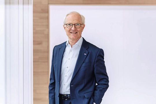 Dr. Kurt Schmalz ist geschäftsführender Gesellschafter der J. Schmalz GmbH. Die J. Schmalz GmbH ist ein weltweit führendes Unternehmen in der Vakuum-Technologie. Als Familienunternehmen im Schwarzwald agiert Schmalz global mit 31 Gesellschaften und etwa 1.800 Mitarbeitern. Das Produktportfolio umfasst Greifsysteme für die Automation und Robotik und manuelle Handhabungsgeräte, die in Branchen von der Automobilindustrie bis zur Lebensmittelverarbeitung eingesetzt werden. (Bild:  Martin Wagenhan)
