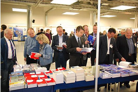 Auch das gehört traditionell zur Fachtagung: Stöbern in den Fachinformationen des Vogel-Buchverlags. (Archiv: Vogel Business Media)