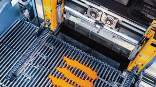 Vor dem Umformen werden die Bauteile beim Presshärten erhitzt. So lassen sich Stähle umformen, die kalt überhaupt nicht umformbar wären. (Bild: Schuler)