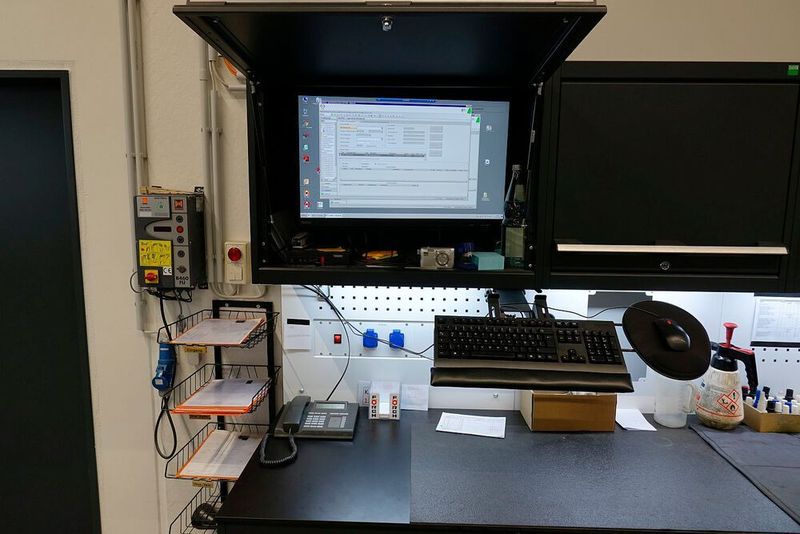 Jeder Arbeitsplatz ist mit einem PC ausgestattet. (Rosenow/»kfz-betrieb«)
