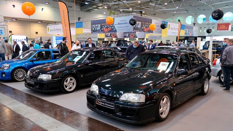 Ein Lotus Omega war und ist ein seltener Anblick. Hier standen gleich zwei nebeneinander auf der Techno Classica. Gebaut wurden Anfang der Neunzigerjahre 988 Exemplare. (Bild: Diehl/»kfz-betrieb«)