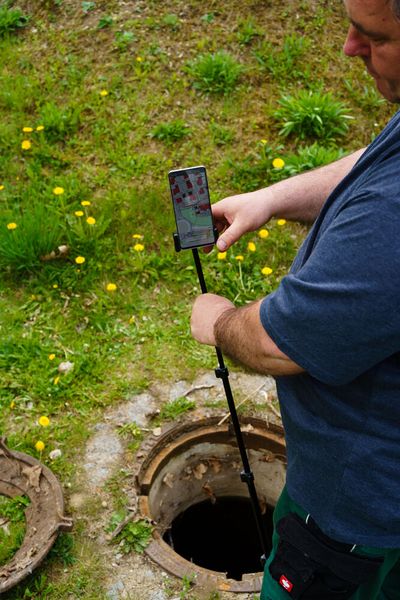 Umständlich zu erreichende NFC-Chips können auch mit einem Smartphone ausgelesen werden, das an einem Teleskopstab befestigt ist (© EineStadt )