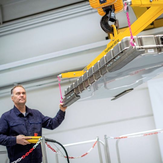 Von der Straße in den Energiespeicher: Batterien aus dem vollelektrisch angetriebenen Mercedes-Benz eCitaro können nach der Nutzung als Traktionsbatterien im Omnibus ein zweites Leben in stationären Energiespeichern antreten. Von der Straße in den Energiespeicher: Batterien aus dem vollelektrisch angetriebenen Mercedes-Benz eCitaro können nach der Nutzung als Traktionsbatterien im Omnibus ein zweites Leben in stationären Energiespeichern antreten.