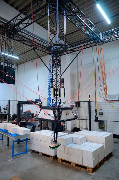 Seilroboter tragen erheblich zur Effizienzsteigerung bei. Sie können rund um die Uhr ohne Pausen im Einsatz sein, was den Durchsatz erhöht und Spitzen glättet. (Bild: Keba)
