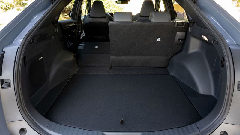 Der geräumige Kofferraum kann noch deutlich erweitert werden. (Bild: Subaru)